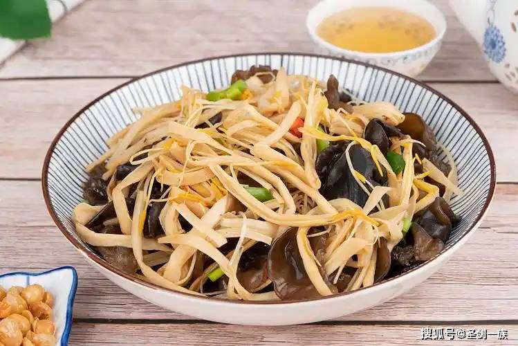 立夏过后进入雨季，天气较湿热，建议常吃8道菜，暖胃补阳还祛湿