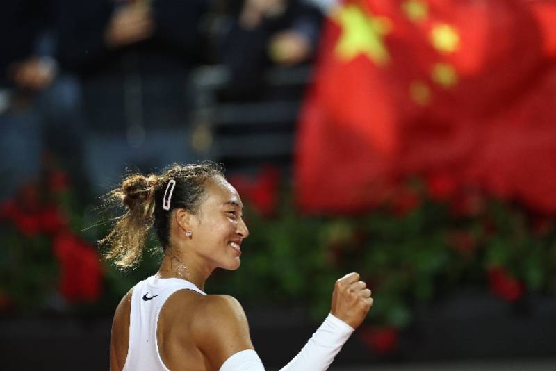 国际网坛热议郑钦文胜萨巴，WTA官网：事不过七，她做到了