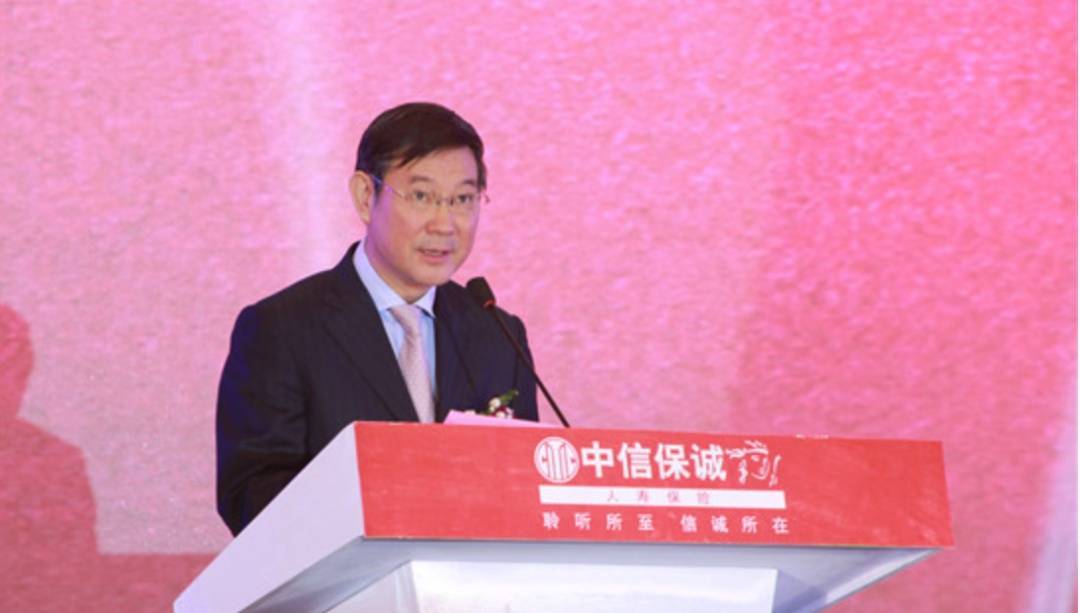 赵小凡，携带有严重政治问题的书籍入境并私藏阅看，搞迷信活动