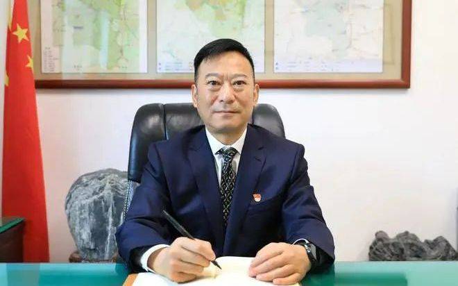 曹宏新，主动投案