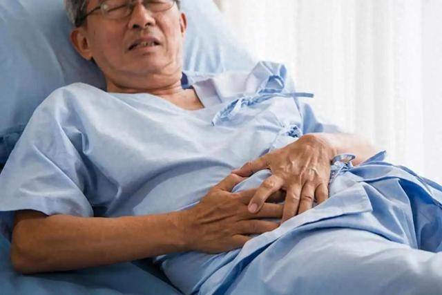 胃溃疡是吃出来的？医生苦劝：不想胃病找上门，晚餐少吃4种食物