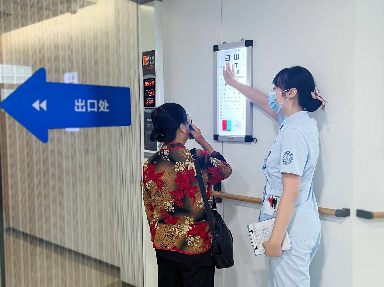 老人视力下降是什么原因？武汉普瑞眼科许泽骏提醒小心黄斑水肿