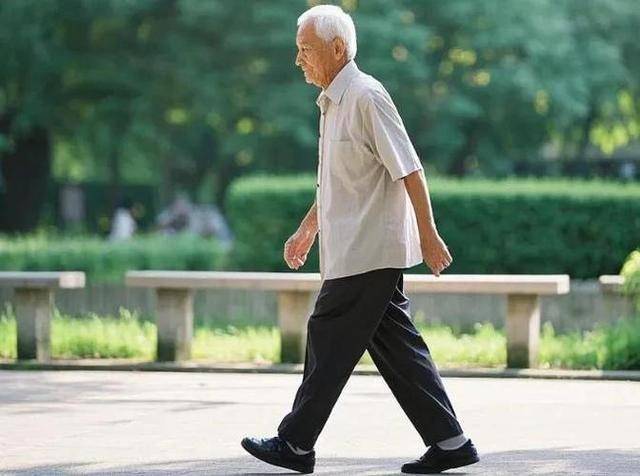 腿上的2种表现，或是糖尿病并发症，告诫：多观察脚，早检查为好