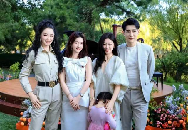 原创            朱珠带4岁女儿现身舞台！戴68万元的项链，中英文切换又美又飒