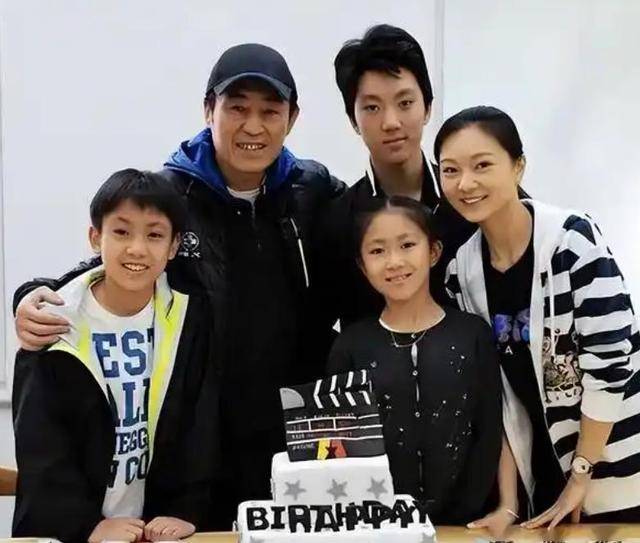 原创            恩爱了25年，74岁张艺谋衰老“萎缩”，43岁陈婷正绚烂如花