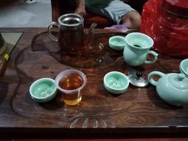 年过60岁要远离喝茶？医生怒斥：不想抬进医院，4种茶类避免饮用