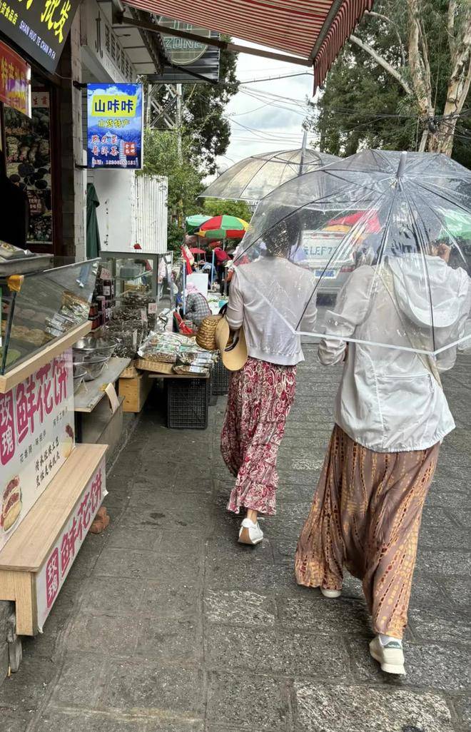 原创            46岁陈好游云南，宋茜同行逛街选衣，主动买单毫不吝啬