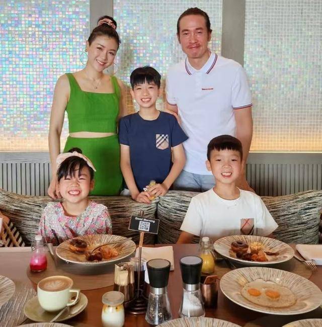 辛苦！TVB视帝被密友曝经济压力大，一人养全家更要死撑5家咖啡店