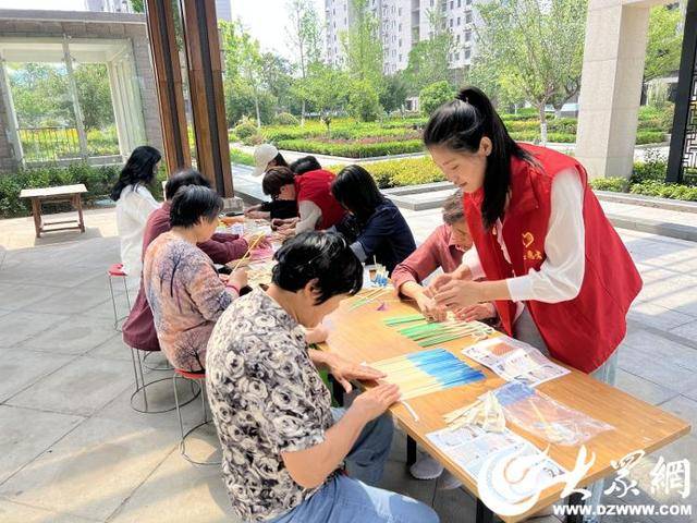 梁山县水泊街道青龙山社区东方福地花园党支部开展竹编文化体验活动