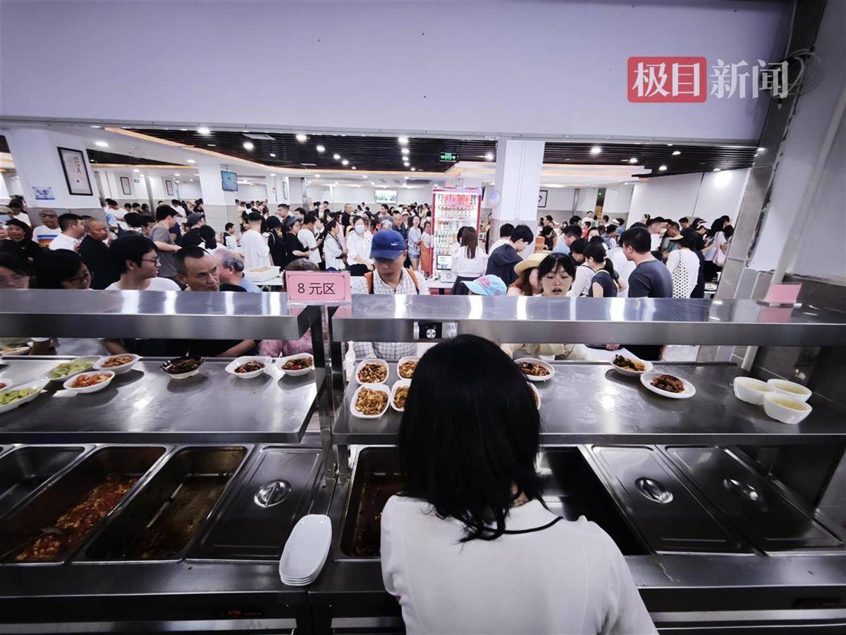 五一游客“攻占”荣昌政府食堂：政府大门停满车，饭碗都不够用