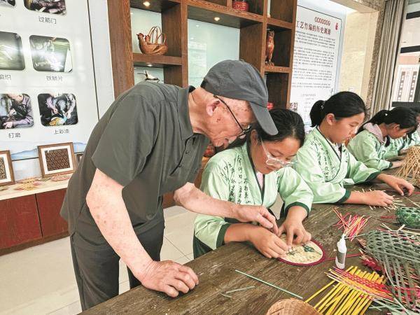 竹编进课堂 老手艺“编”出新成长