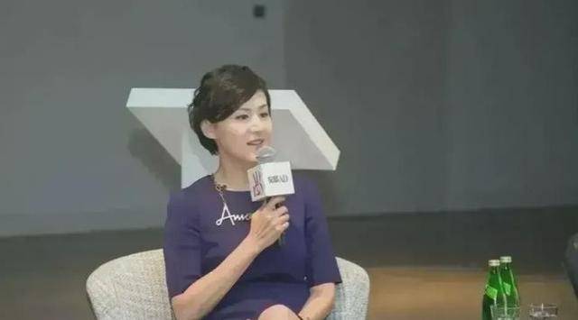 她是上海最美主持人，嫁给了上海首富，如今已经54岁了