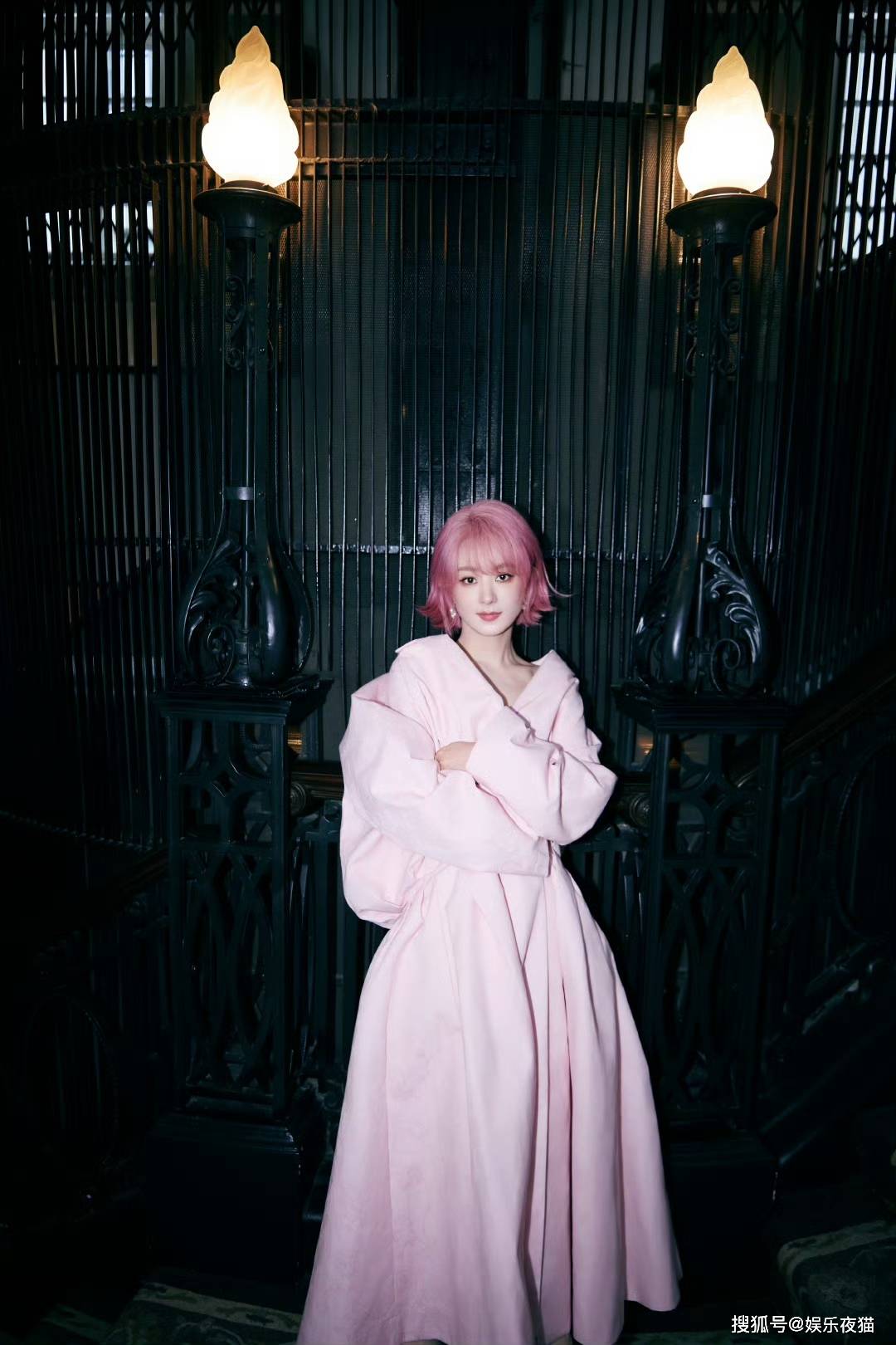 赵丽颖一袭粉色大衣搭配粉色短发出镜美出新高度