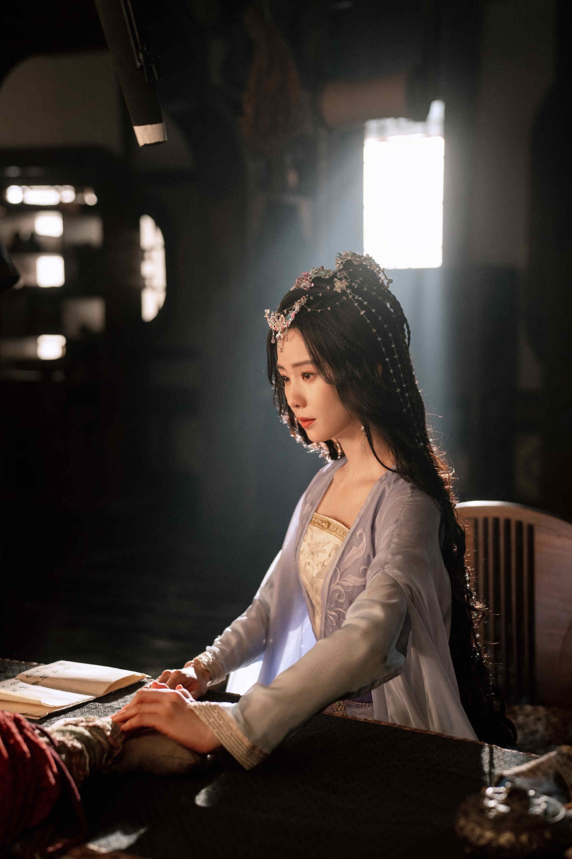 刘诗诗穿紫色古风长裙优雅温柔 戴头饰披发气质出众