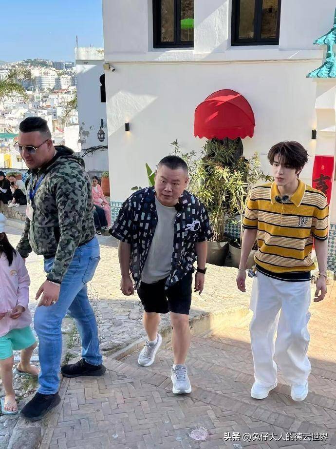 原创            岳云鹏抵摩洛哥，参与《中餐厅》录制，炫耀演唱会开始嘚瑟