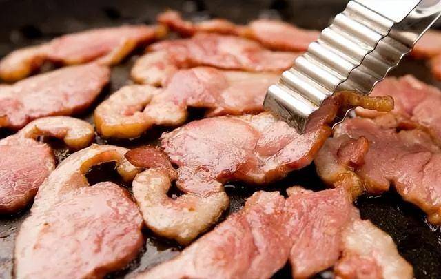 脂肪肝还能吃猪肉？医生警告：不想病情加重，这几种食物最好少吃