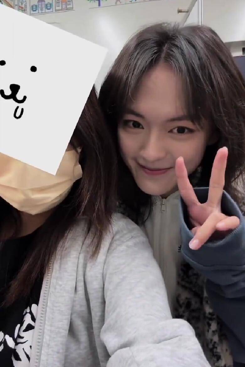 文淇开机结束后飞奔向粉丝 与大家合照对镜头比心