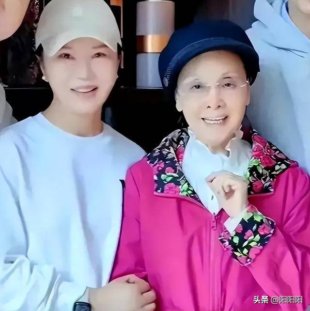 原创            看到80岁李谷一摘掉假发，才发现，接受衰老自然老去能有多优雅