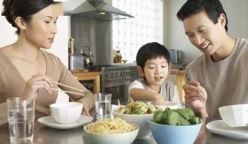 糖尿病吃饭时，4个不经意习惯，导致血糖升的高升得快