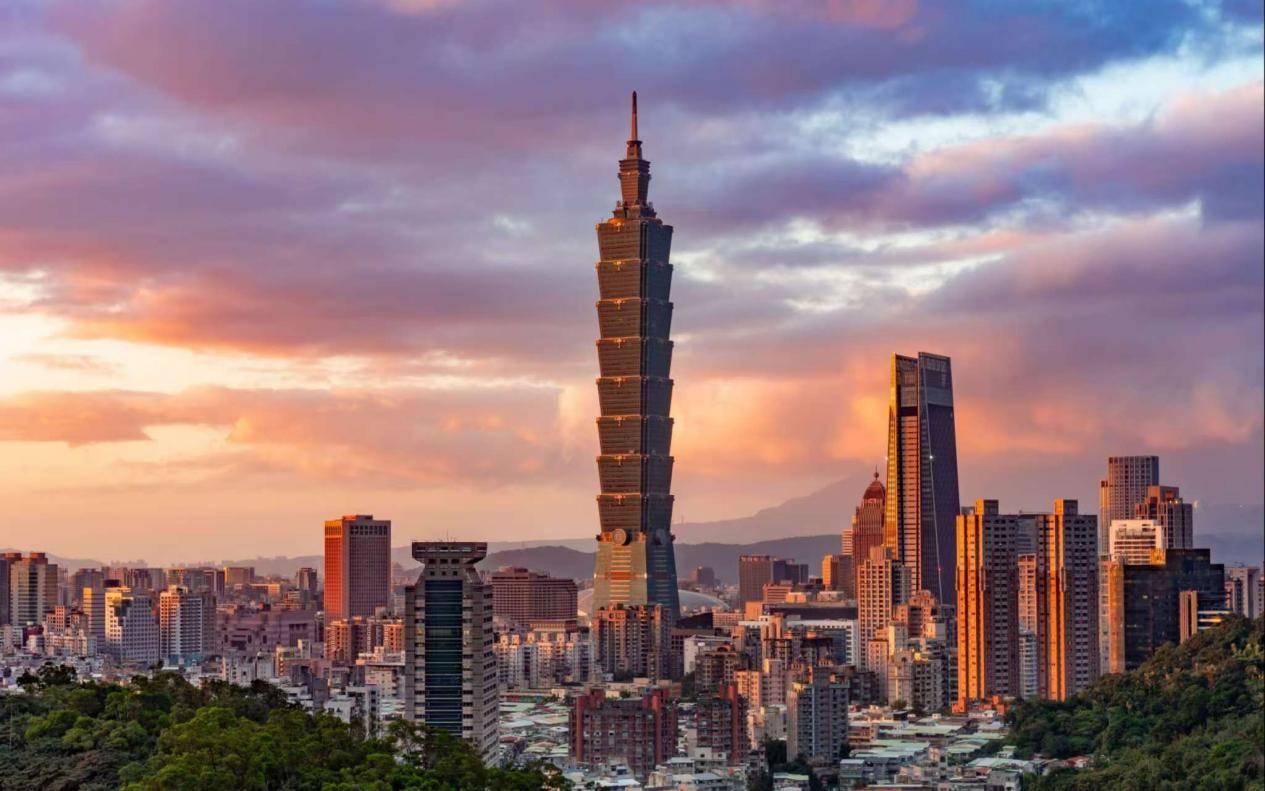 原创            美军舰擅闯台海，解放军主动出击，山东舰对着菲律宾“贴脸开大”