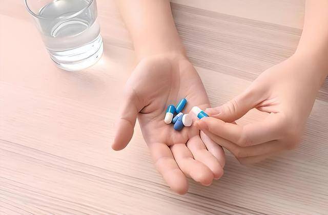 医生告诫：吃完降脂药别碰2物，或引发3个严重后果，别粗心