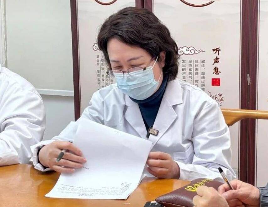 黄燕教授：舌苔黄而厚腻，舌边齿痕明显，这是湿热郁滞体内邪气过重的舌象