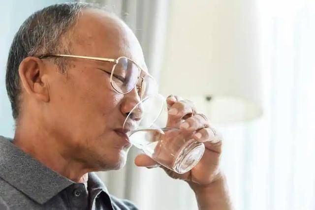 高尿酸与喝水有关？医生强调：不想尿酸飙升，喝水切记“4不要”