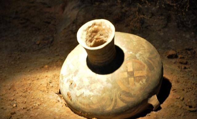 “无底洞”发现精美玉器，专家说“十几个亿”，却弄不清它的用途