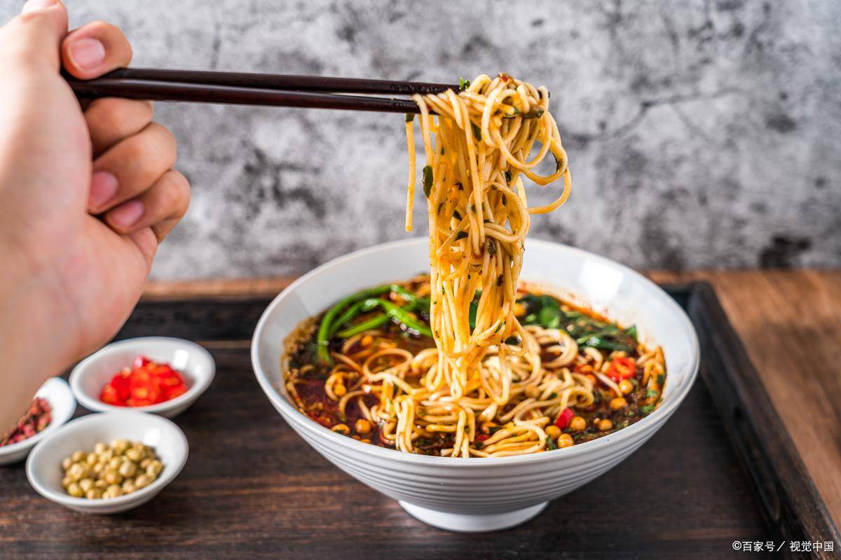 原创            把面条放水中泡一泡，不用早起，5分钟解决全家早餐，营养又美味