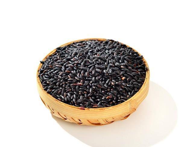 杯中藏“宝”！黑糯米酒的功效与养生之道