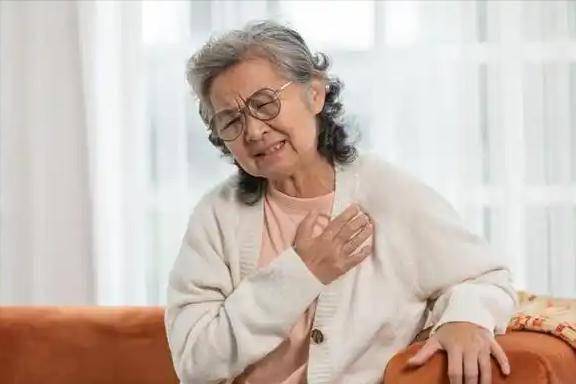 心肌梗塞与睡姿有关？医生提醒：心脏不好的人，睡觉切记3不做
