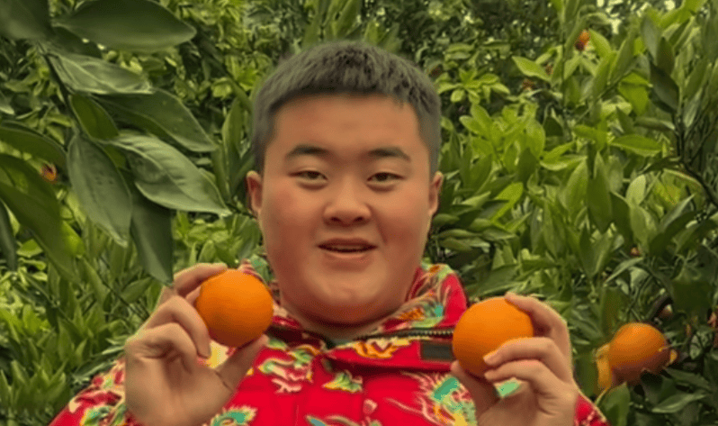 原创            救火骑士龙麻子官宣订婚！女友身份曝光，做了满满一桌饭菜太贤惠