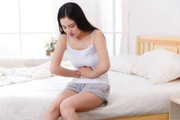 姑娘腹痛拒就医，认为是痛经，医生掀开衣服吓一跳：肠道已穿孔！