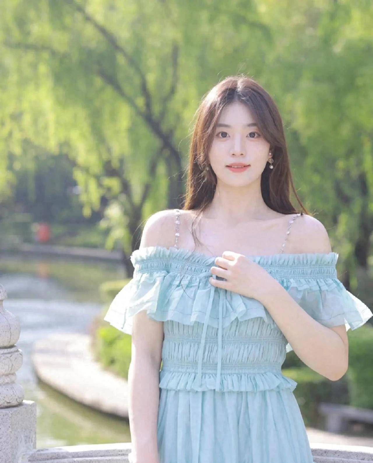 如诗如画：蓝色连衣裙美女湖边摄影写真