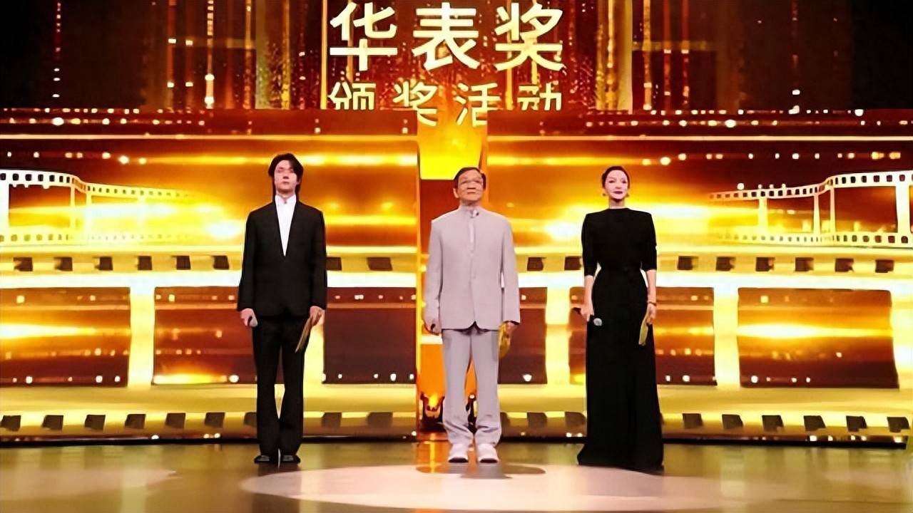 原创            章子怡华表奖摔倒，隔天坐轮椅现身高铁站，一个月前膝盖就有问题