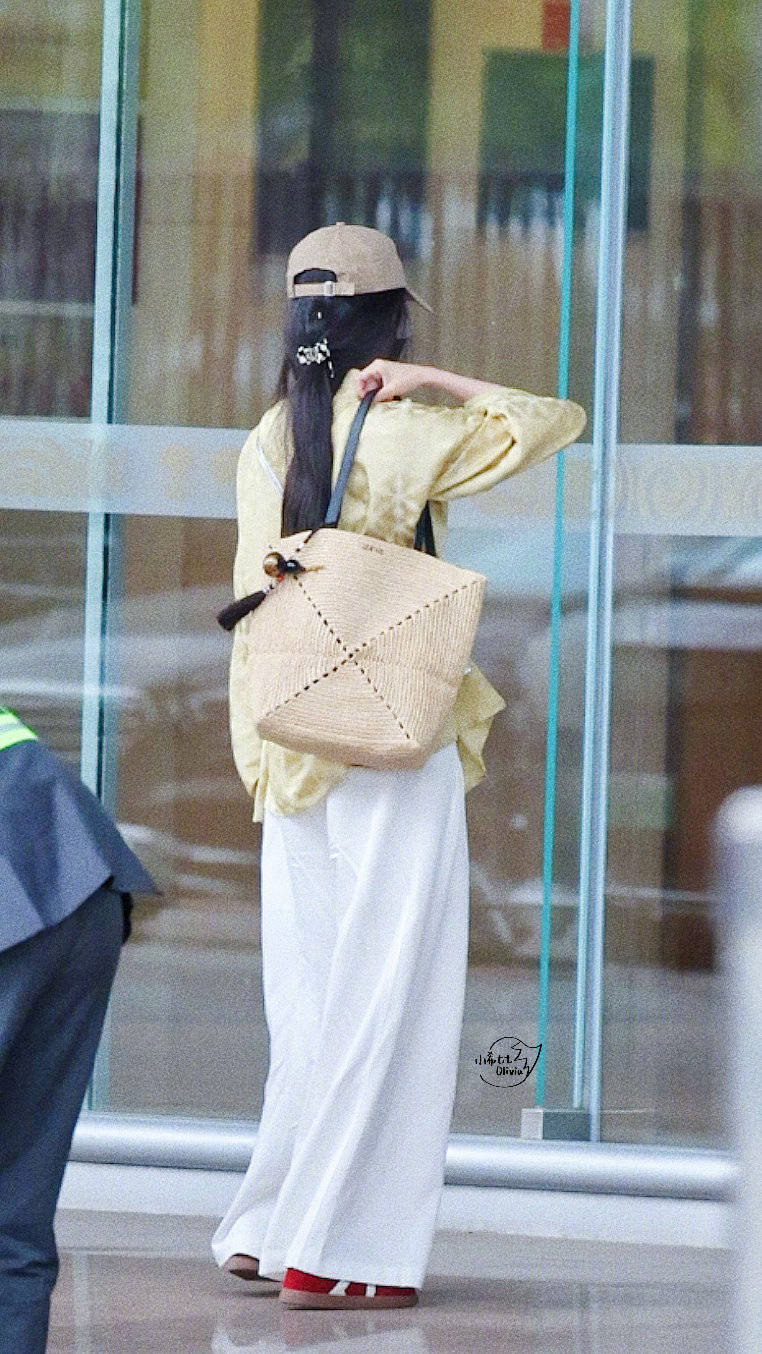 杨幂穿黄色新中式配白色长裤 手拎亚麻包松弛时尚