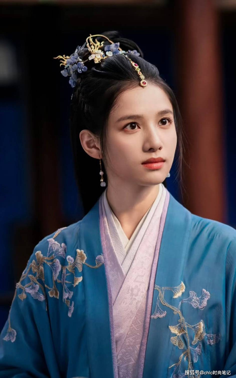 原创            香老板张婧仪剧里端庄美丽，剧外复古休闲，妥妥的摩登女郎