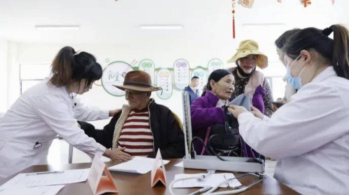 红原暖夕阳，义诊护安康