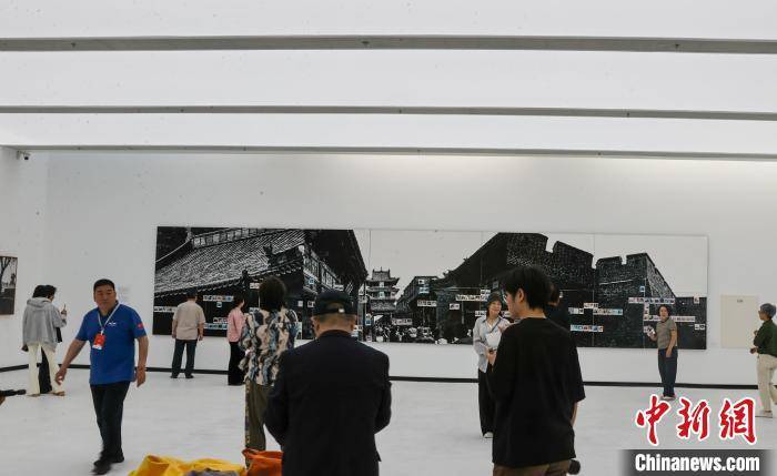 “一座山 一方城 一群人”摄影艺术展在沈阳绿岛美术馆启幕