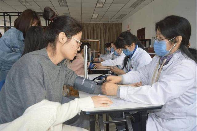 58岁女士坚持半年，空腹血糖从8.5降到5.6，饭后3招或许值得借鉴