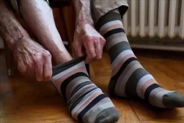 糖尿病与袜子有关？医生严肃提醒：糖尿病人，穿袜需记住4种讲究