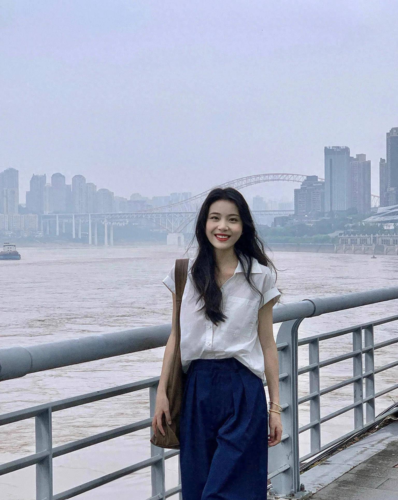 温婉如玉：白色衬衫美女江边摄影写真