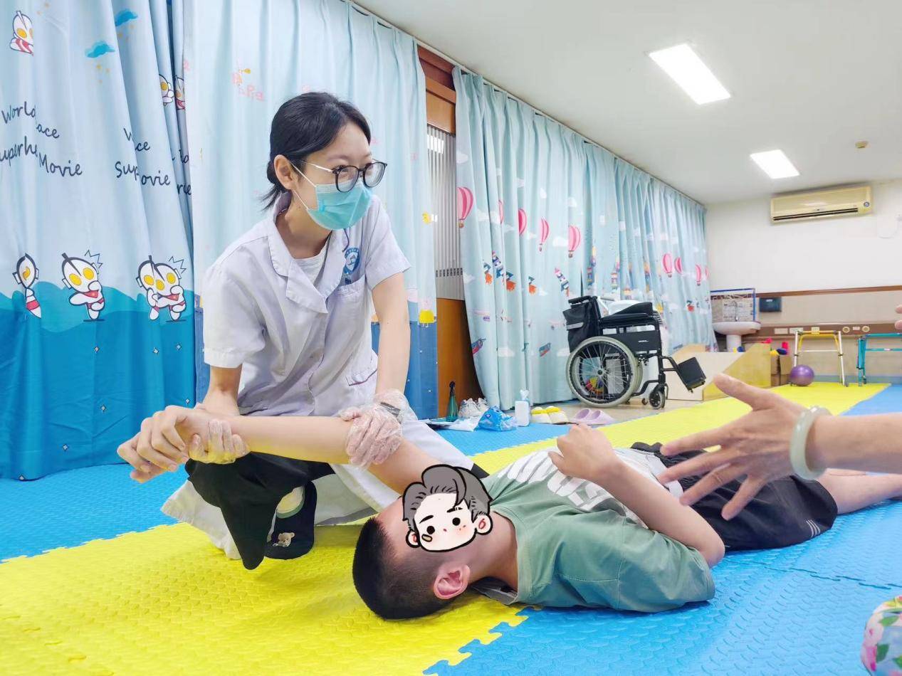 从蹒跚慢行到步伐轻快，脑出血偏瘫抓住康复“黄金期”也能走好路