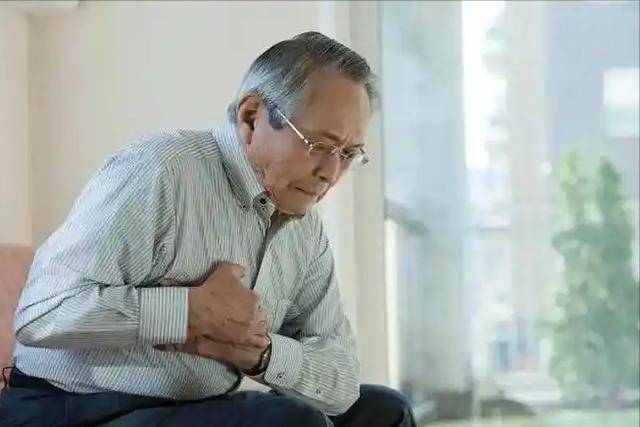 天气越来越热，医生提醒：高血压的朋友，晚上牢记二不吃三不做！