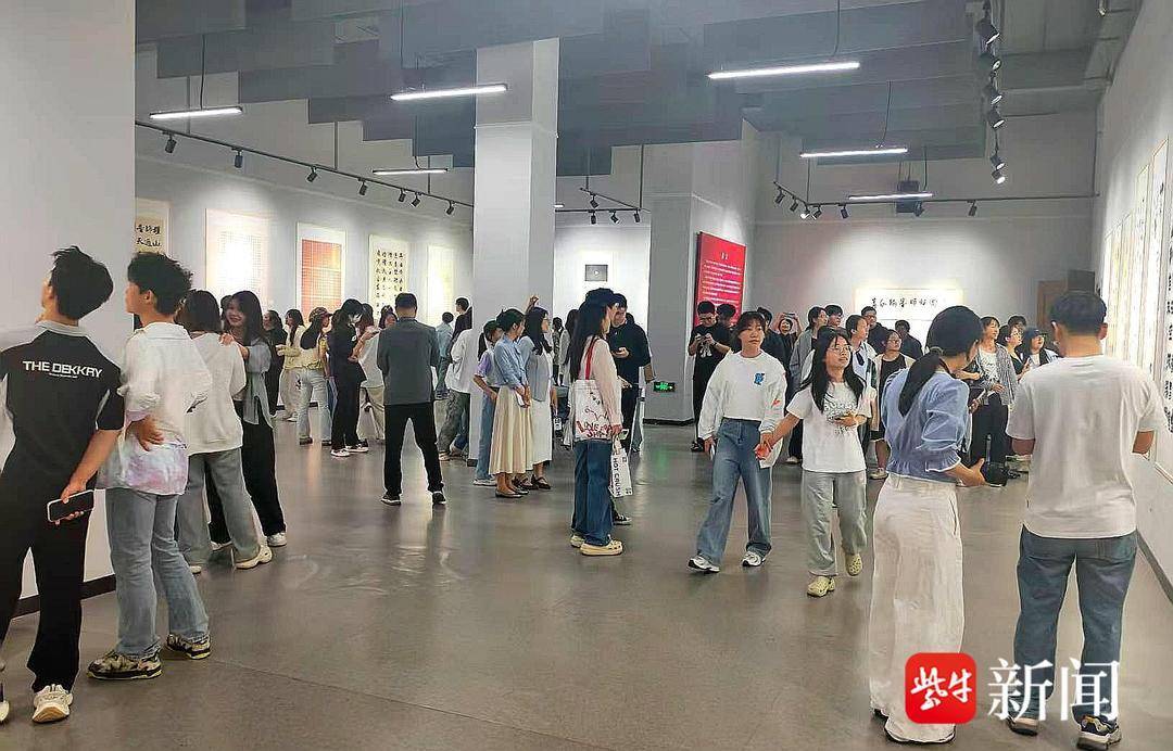 “青春翰墨颂祖国”江苏省师生优秀书法篆刻作品巡展在扬州开幕
