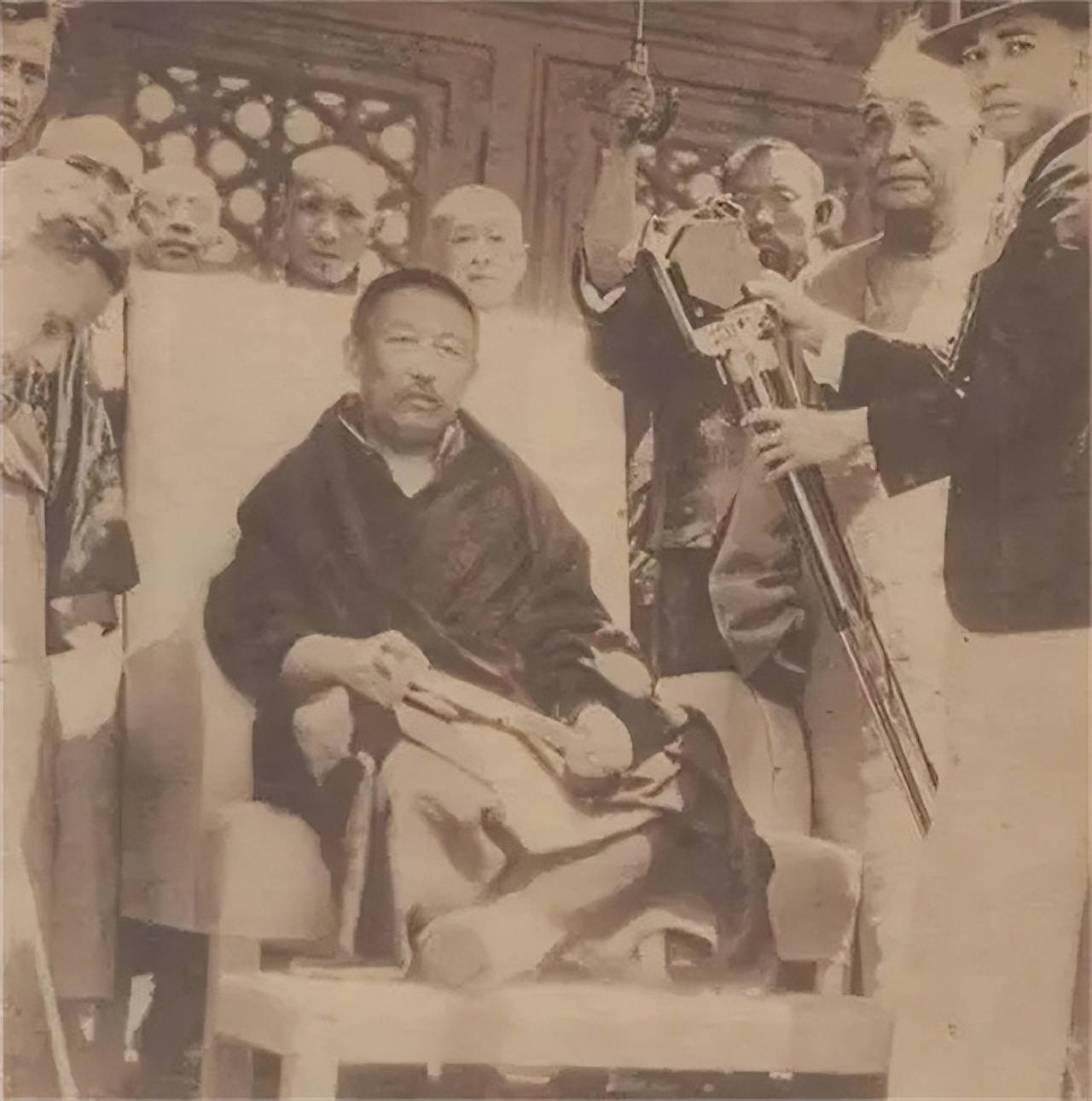 原创            转世灵童：十世班禅的一段故事！真是一段传奇的经历