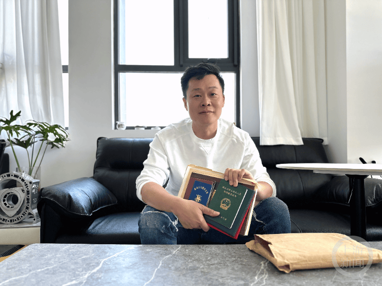 男子捡到他人遗失证件经历13次搬家一直保存，18年后找到失主