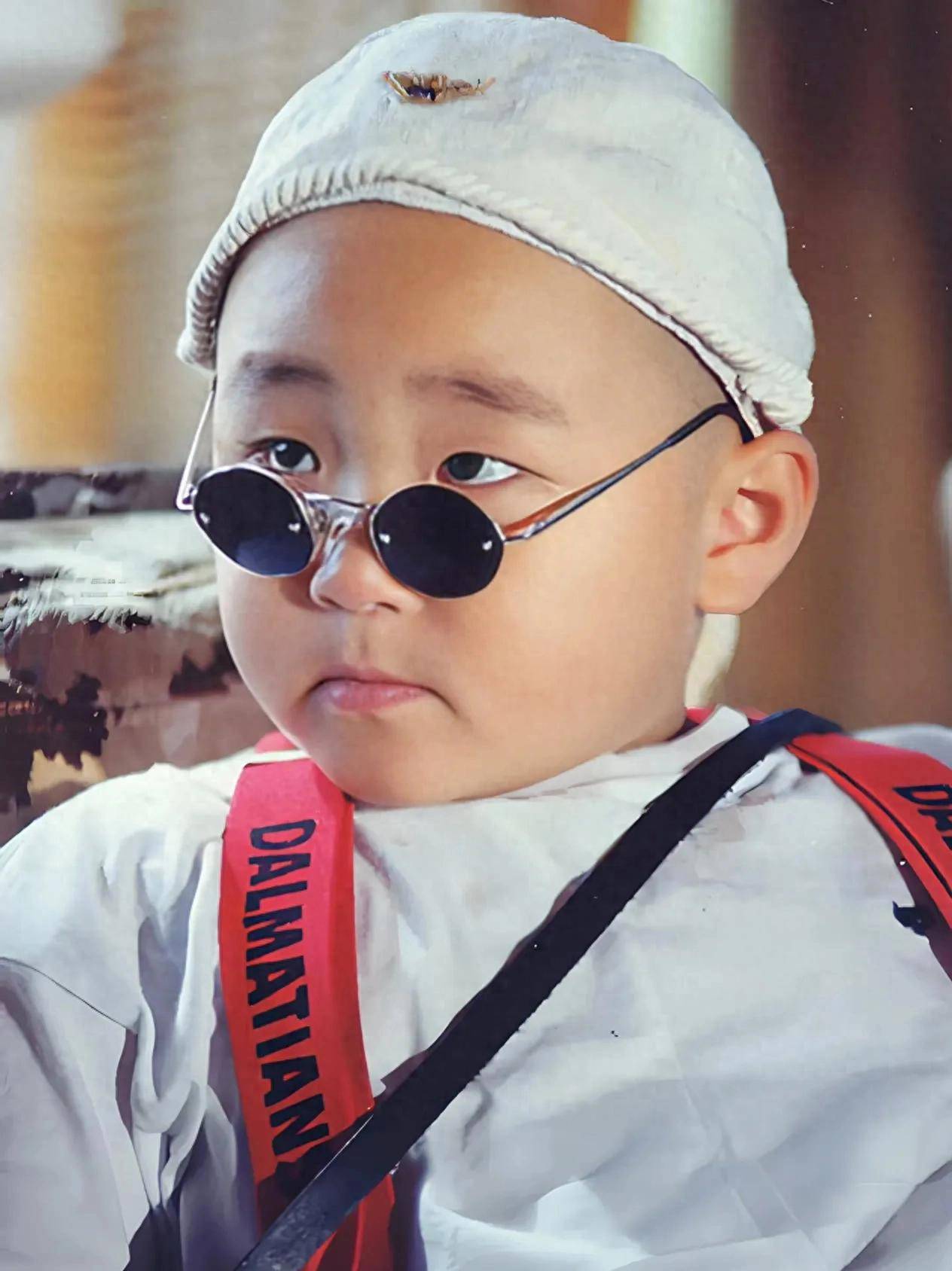 原创            郝劭文在台湾带娃，抱着女儿打游戏，给女儿剪指甲，看起来好温柔