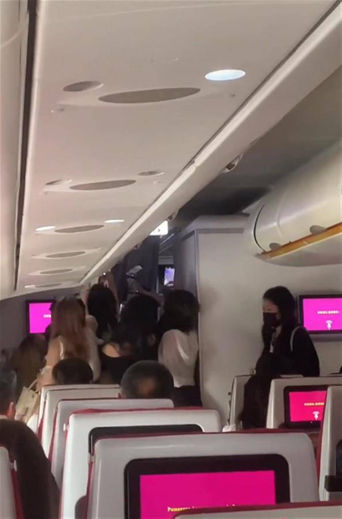 男团成员粉丝为追星堵住机舱通道，扰乱机舱秩序应该依法处理