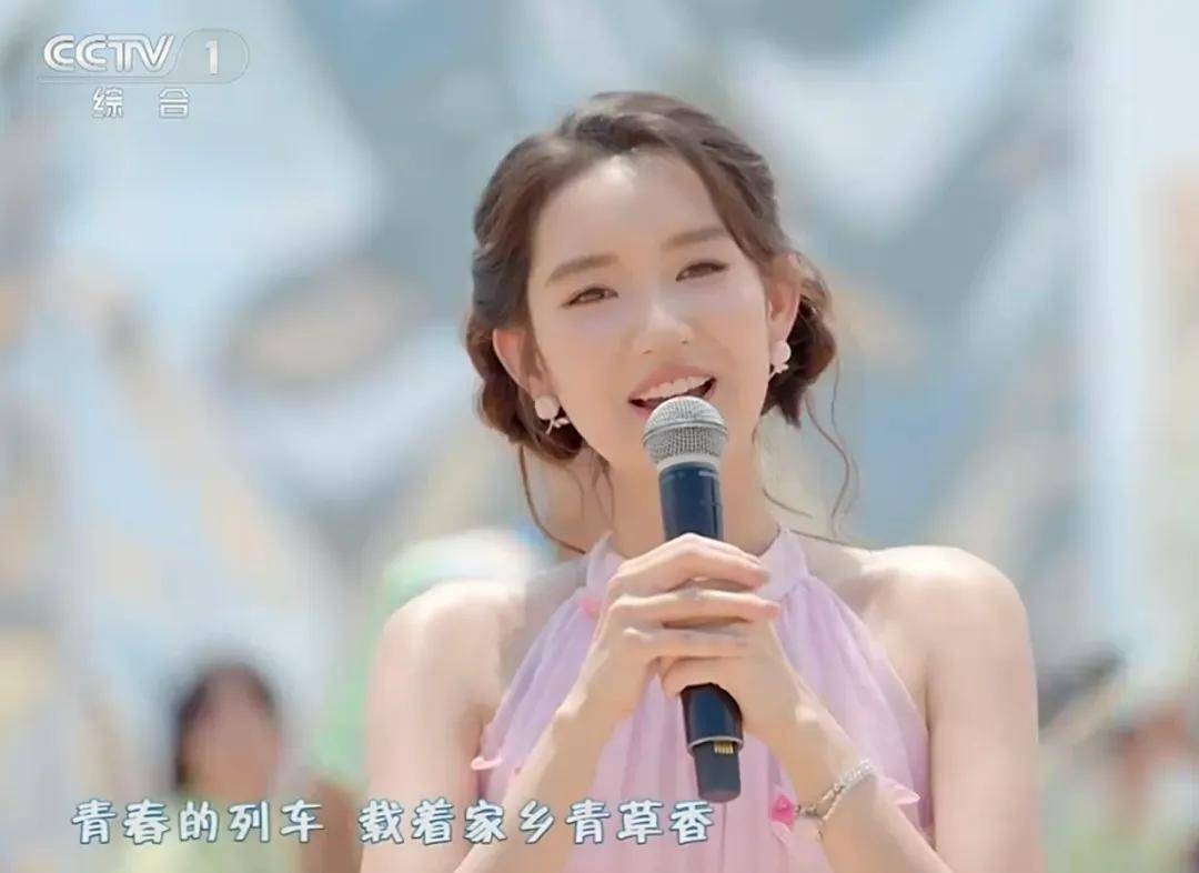 原创            央视五四晚会明星状态：关晓彤齐刘海长发显脸圆，胡先煦眼袋重